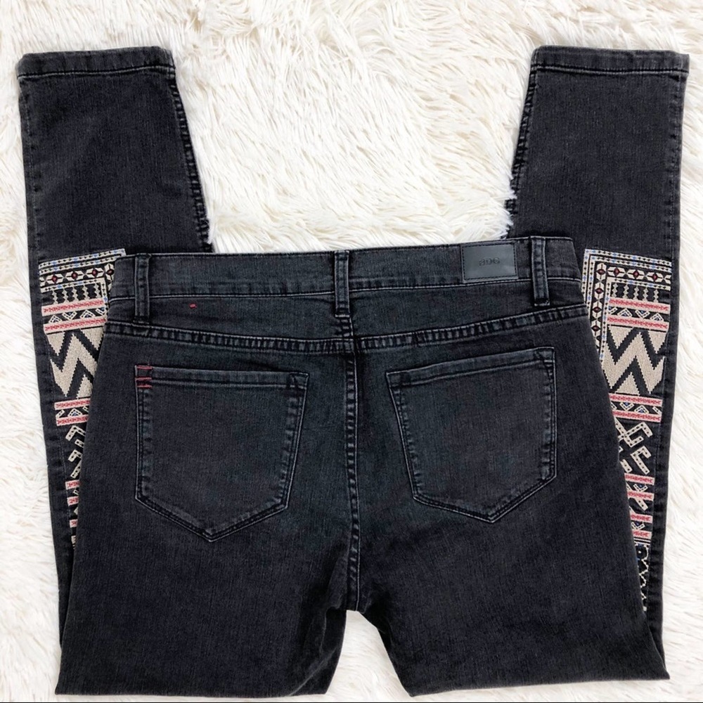 BDG Mid Rise Twig Ankle Skinny Jeans Embroidered Black Denim 29W 29L - Picture 8 of 16